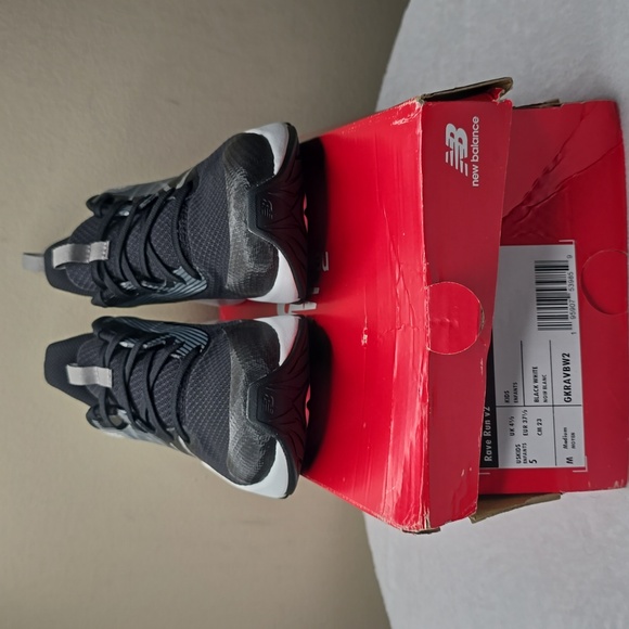 NIB New Balance Rave Run v2 Kids Sz 5 - Picture 8 of 9